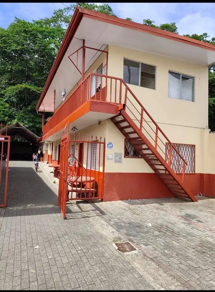 Fachada de los Apartamentos Damaro en Quebrada Ganado, cerca de Jacó
